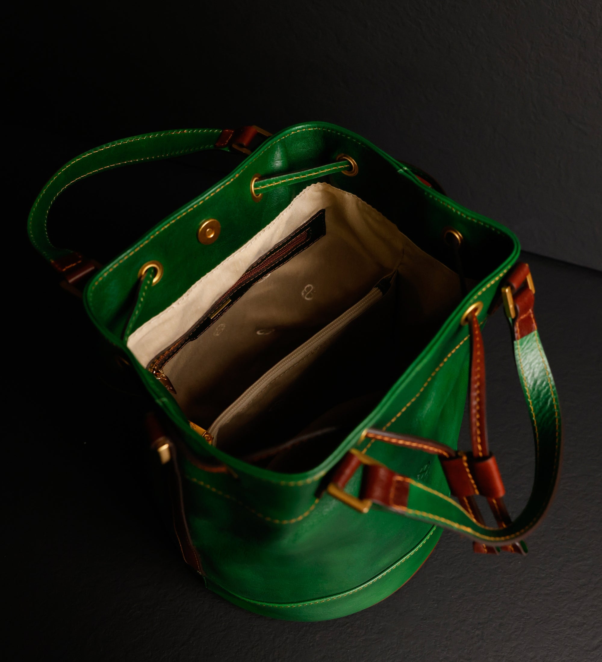 Beuteltasche aus Leder für Damen - Light In August