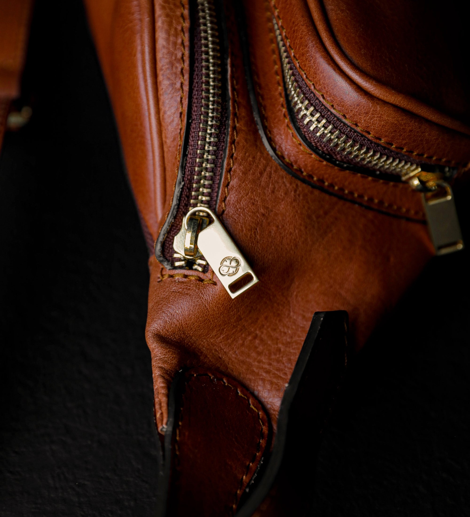 Schultertasche aus Leder für Damen, Bauchtasche - Independent People