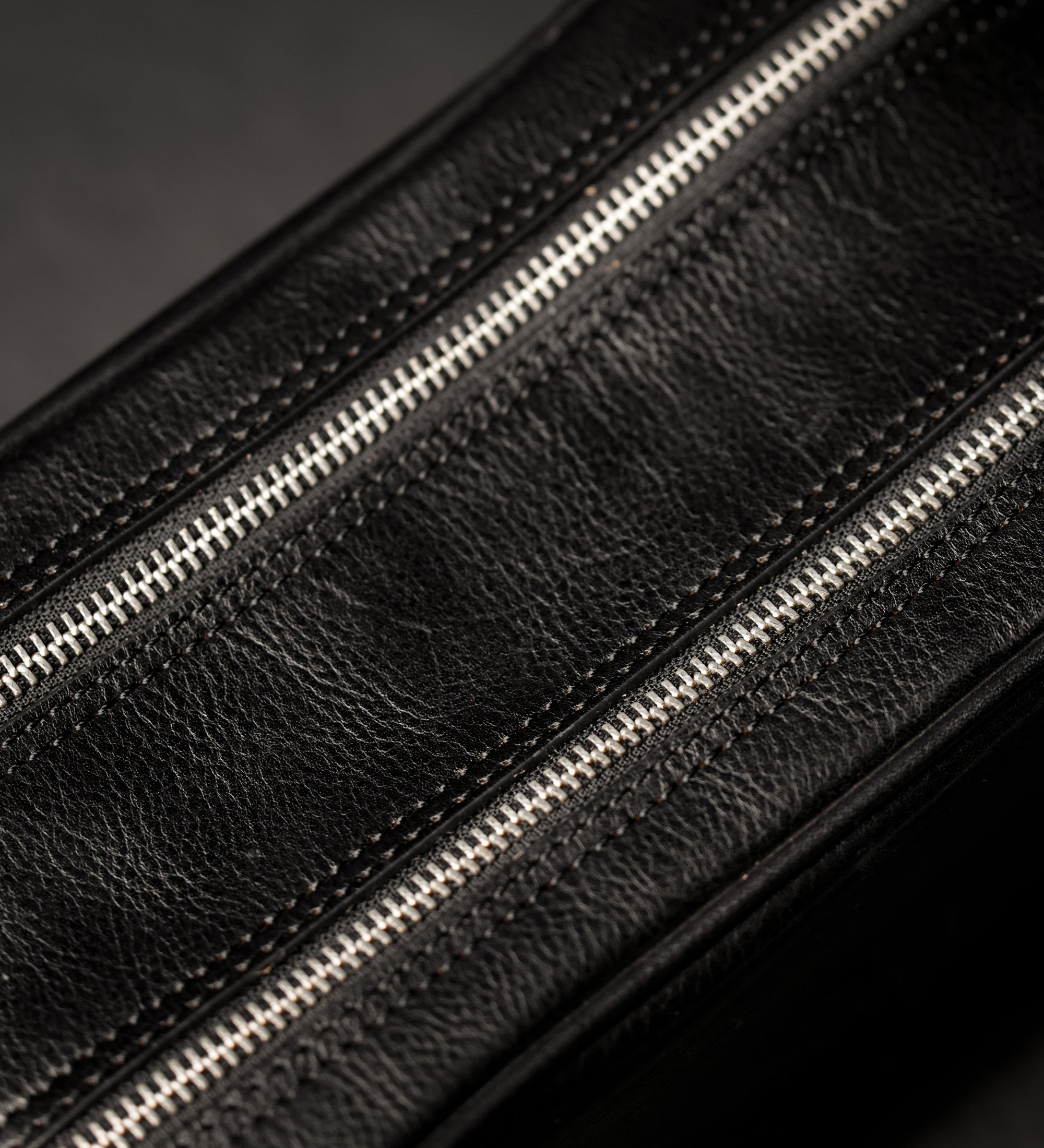 Kosmetiktasche aus Leder für Damen, Kulturbeutel - All the Kings Men