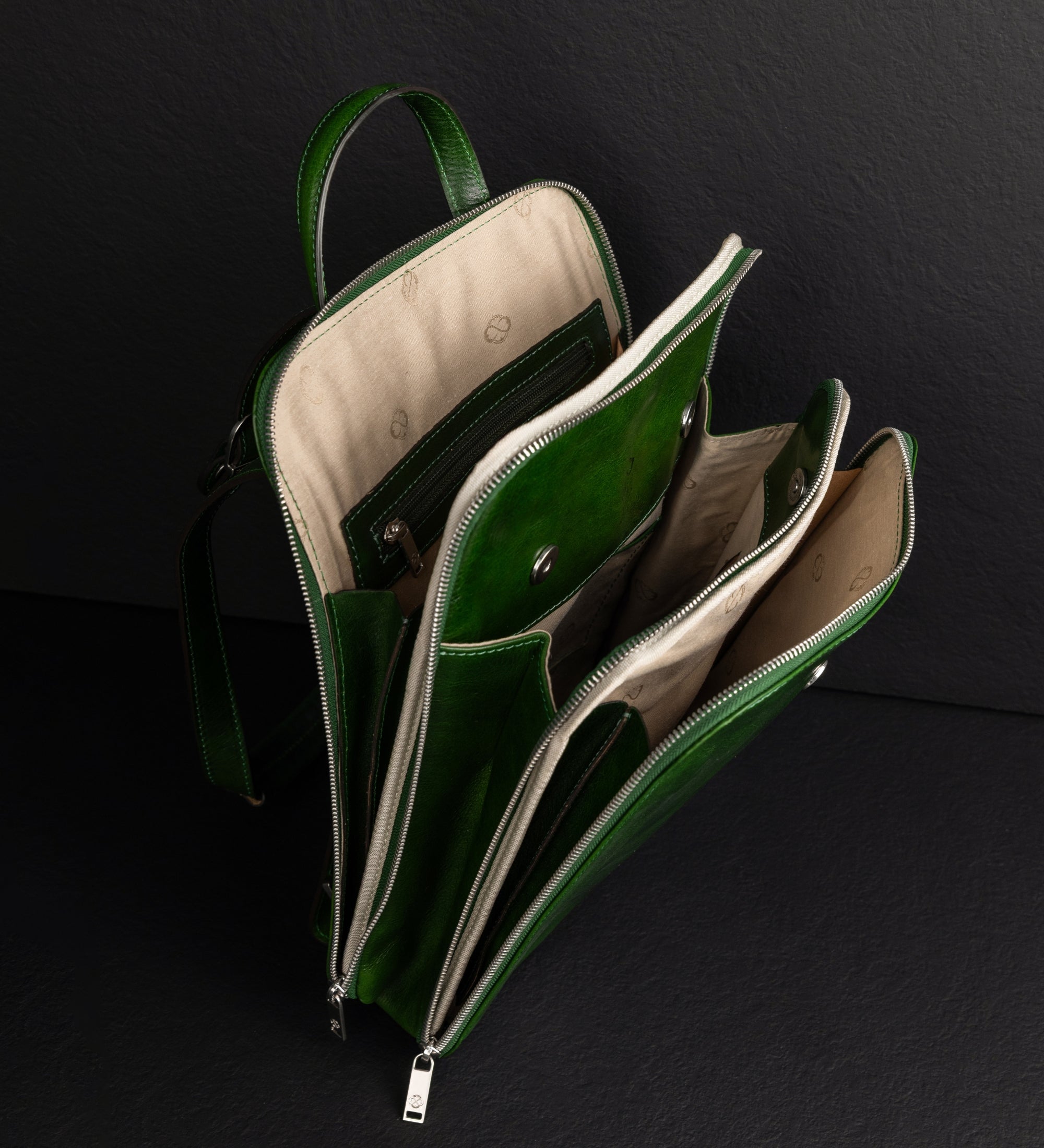 Wandelbare Rucksack aus Leder - Schultertasche für Damen - Clarissa