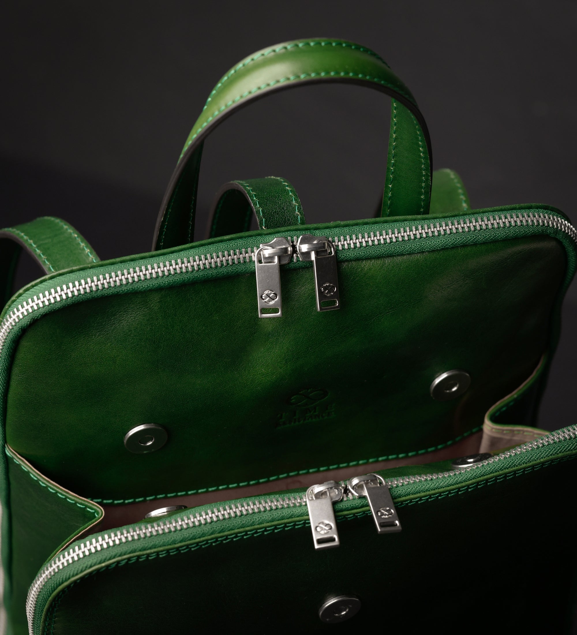 Wandelbare Rucksack aus Leder - Schultertasche für Damen - Clarissa