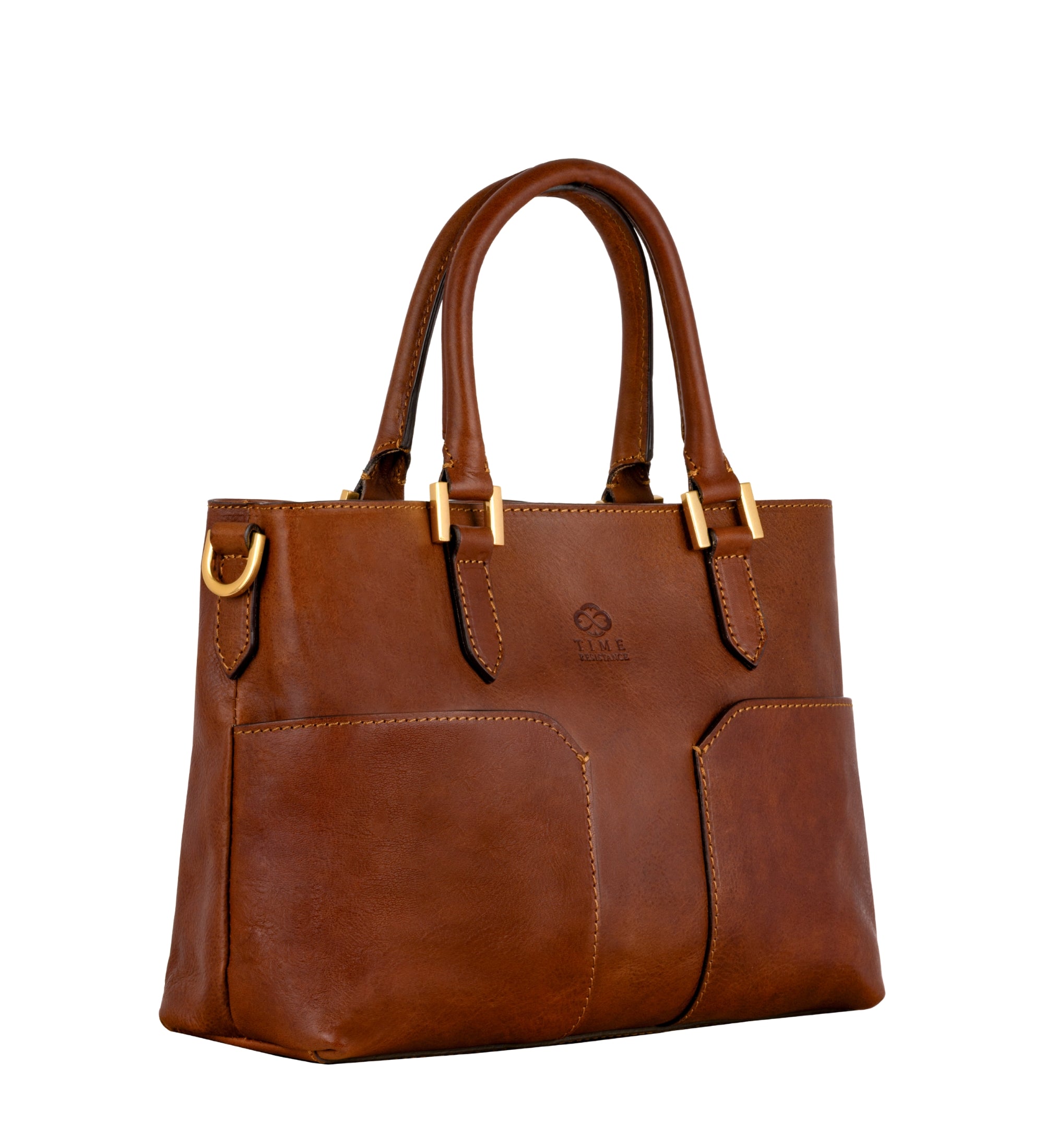 Cognacbraune Camilla Schultertasche in Dreiviertelansicht vor weißem Hintergrund