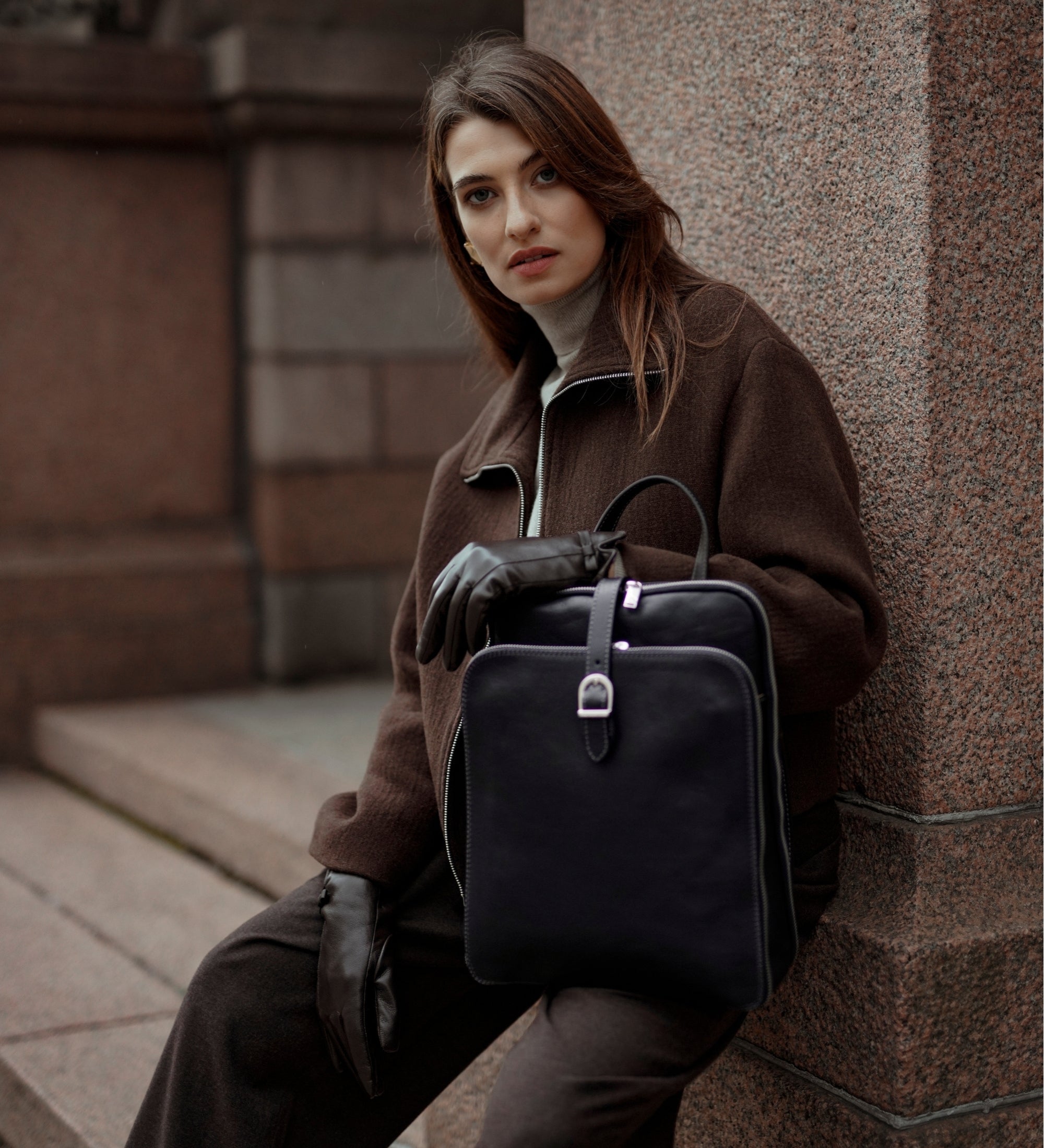 Wandelbare Rucksack aus Leder - Schultertasche für Damen - Clarissa