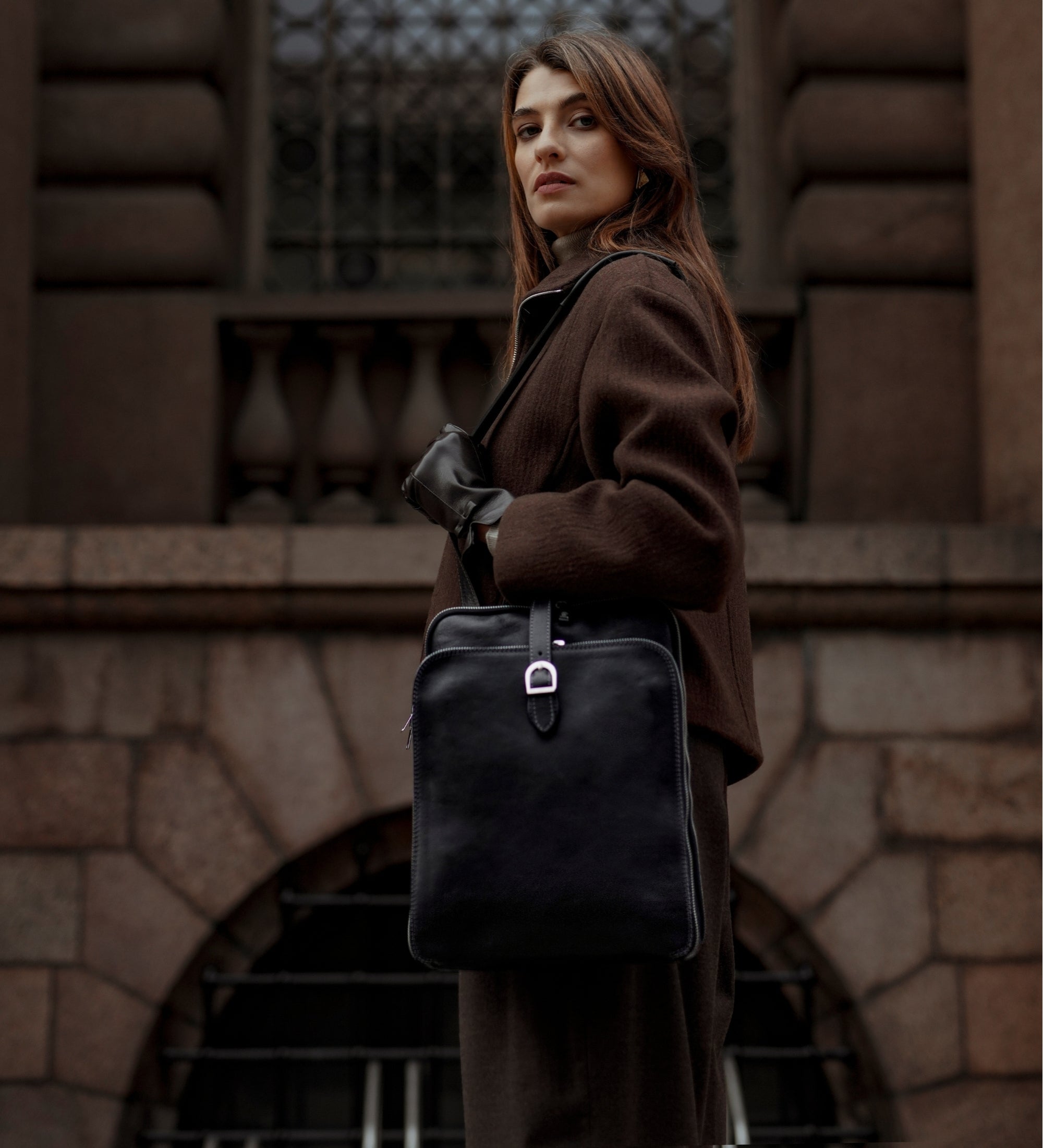 Wandelbare Rucksack aus Leder - Schultertasche für Damen - Clarissa