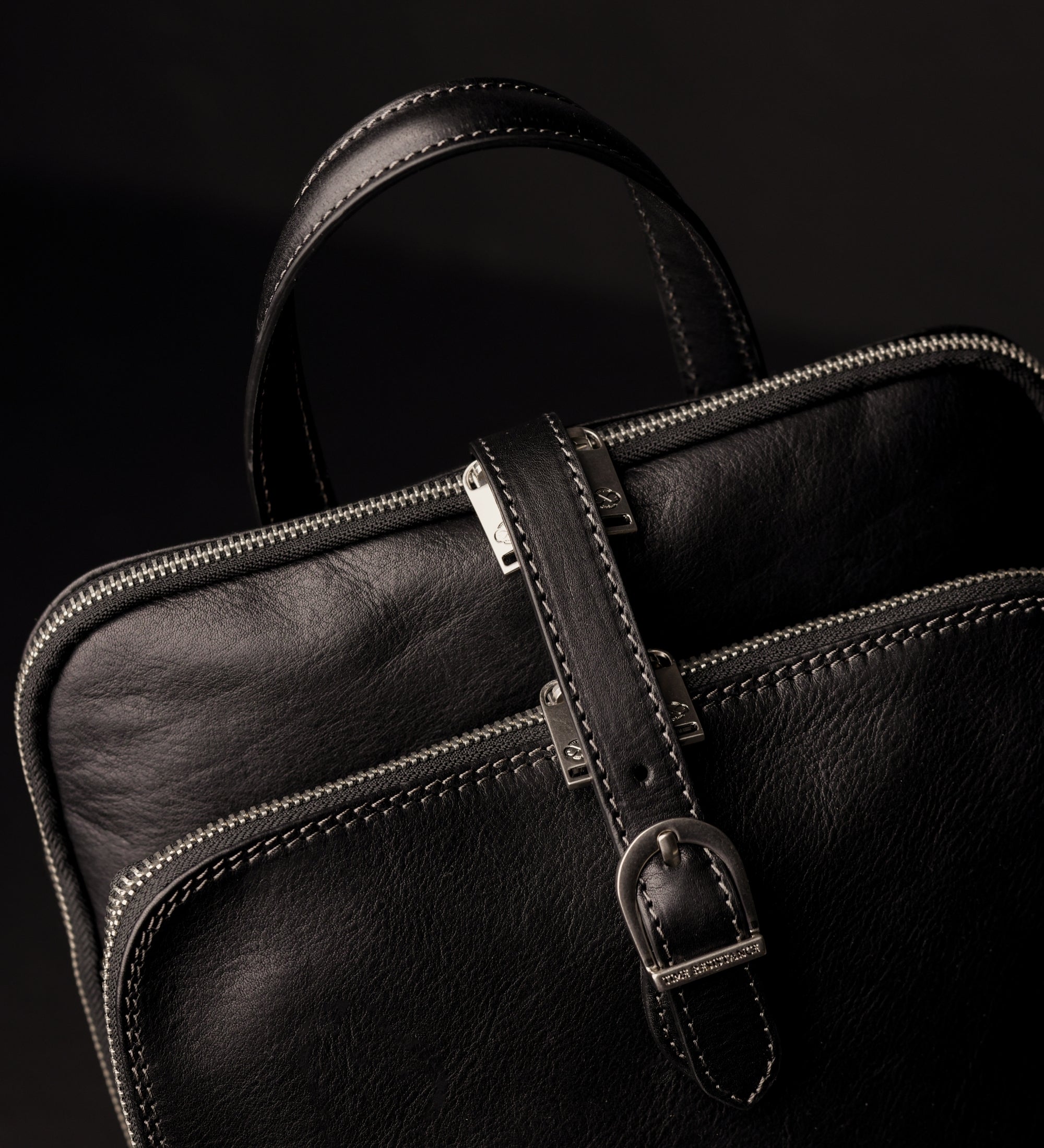 Wandelbare Rucksack aus Leder - Schultertasche für Damen - Clarissa