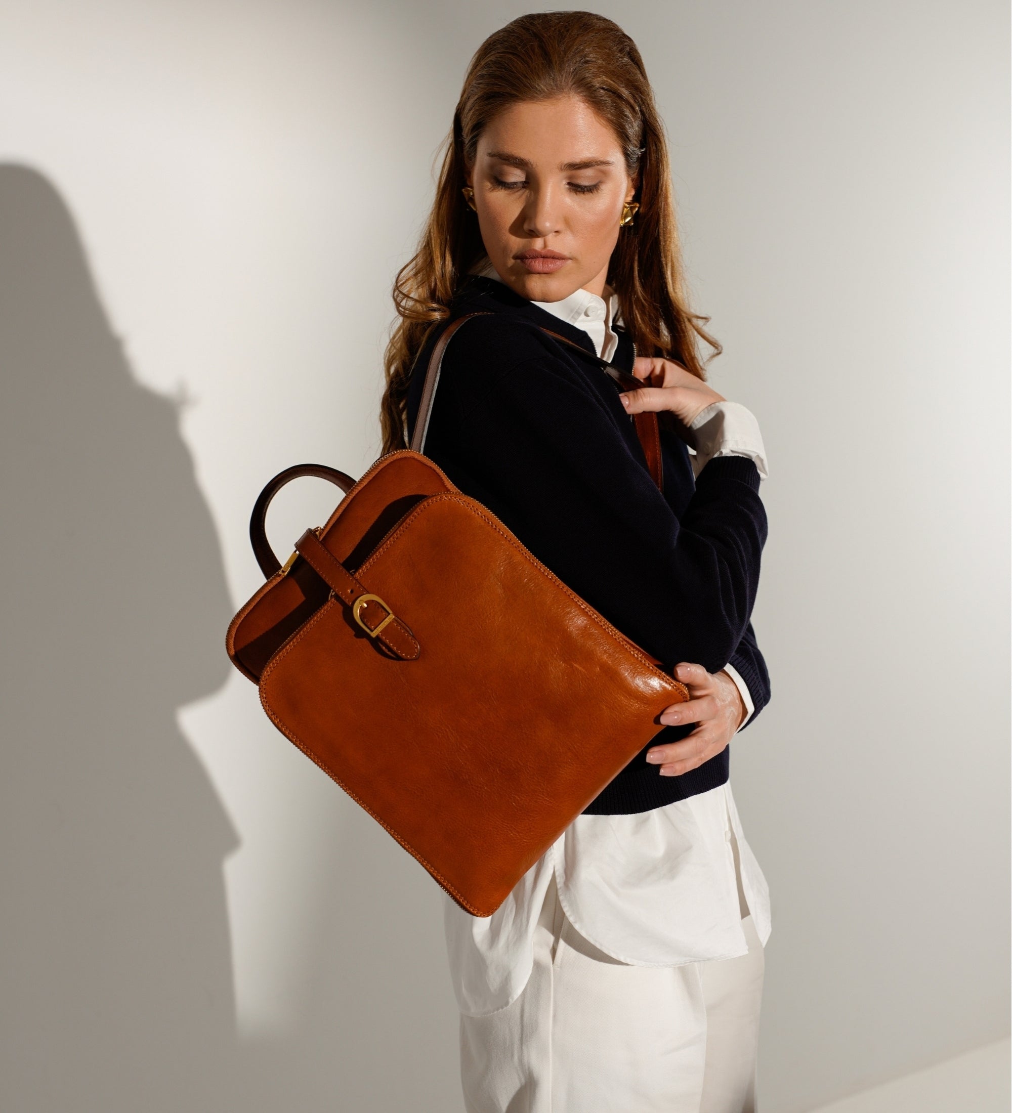 Wandelbare Rucksack aus Leder - Schultertasche für Damen - Clarissa