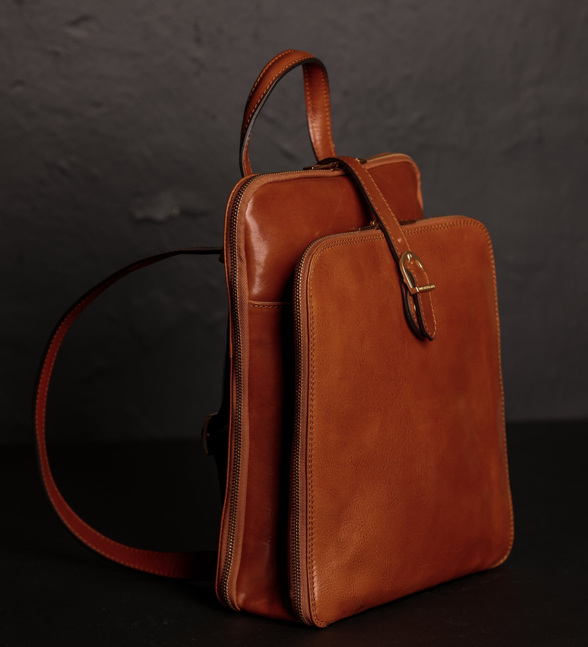 Wandelbare Rucksack aus Leder - Schultertasche für Damen - Clarissa