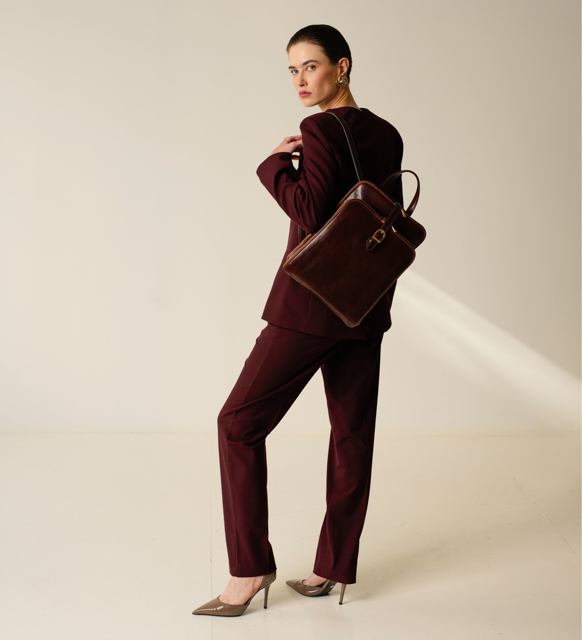 Wandelbare Rucksack aus Leder - Schultertasche für Damen - Clarissa