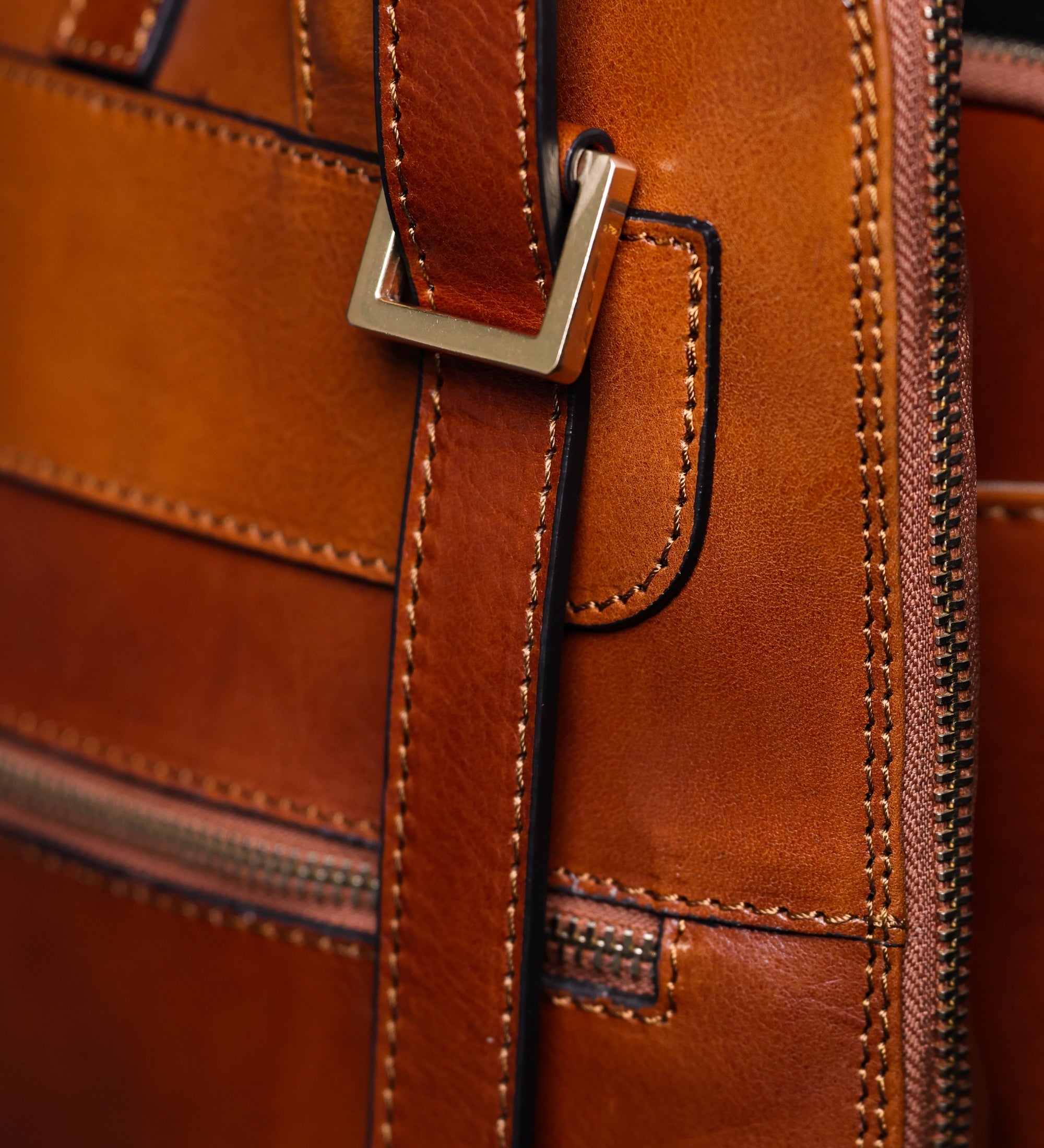 Wandelbare Rucksack aus Leder - Schultertasche für Damen - Clarissa