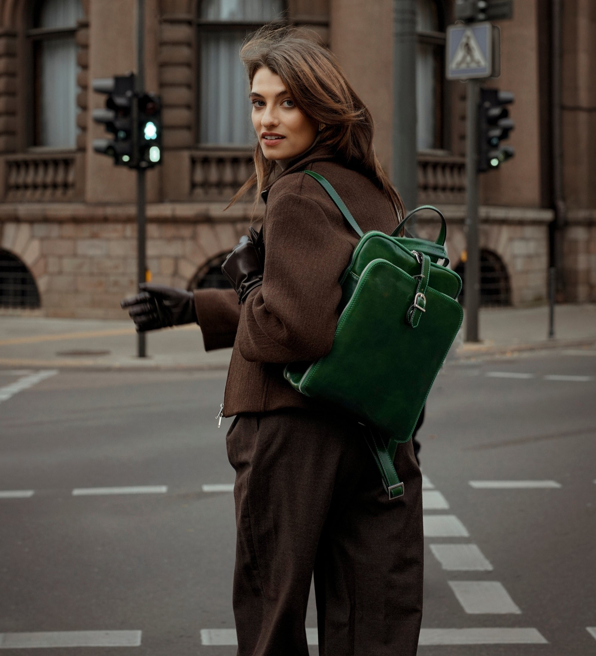 Wandelbare Rucksack aus Leder - Schultertasche für Damen - Clarissa