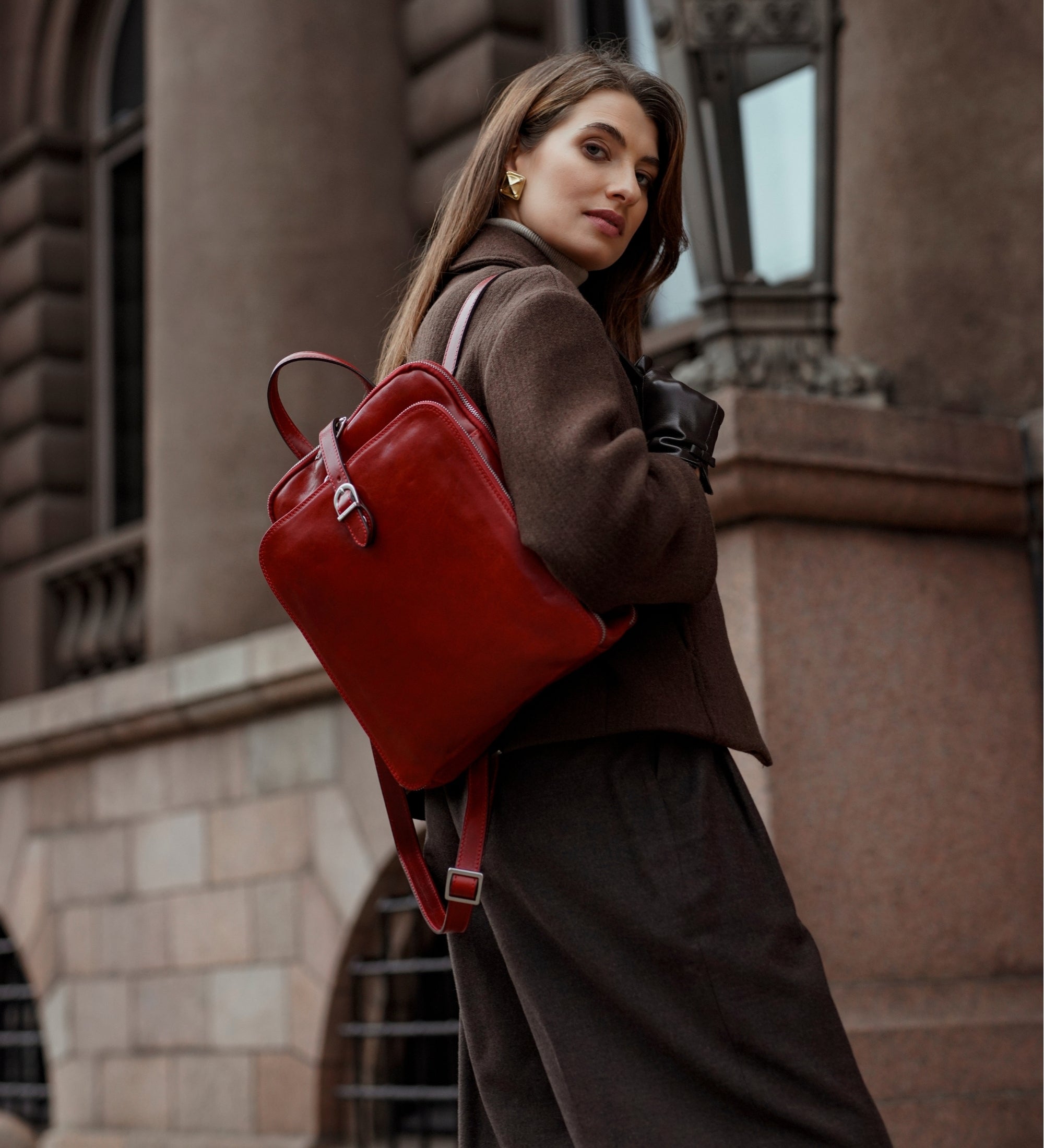 Wandelbare Rucksack aus Leder - Schultertasche für Damen - Clarissa