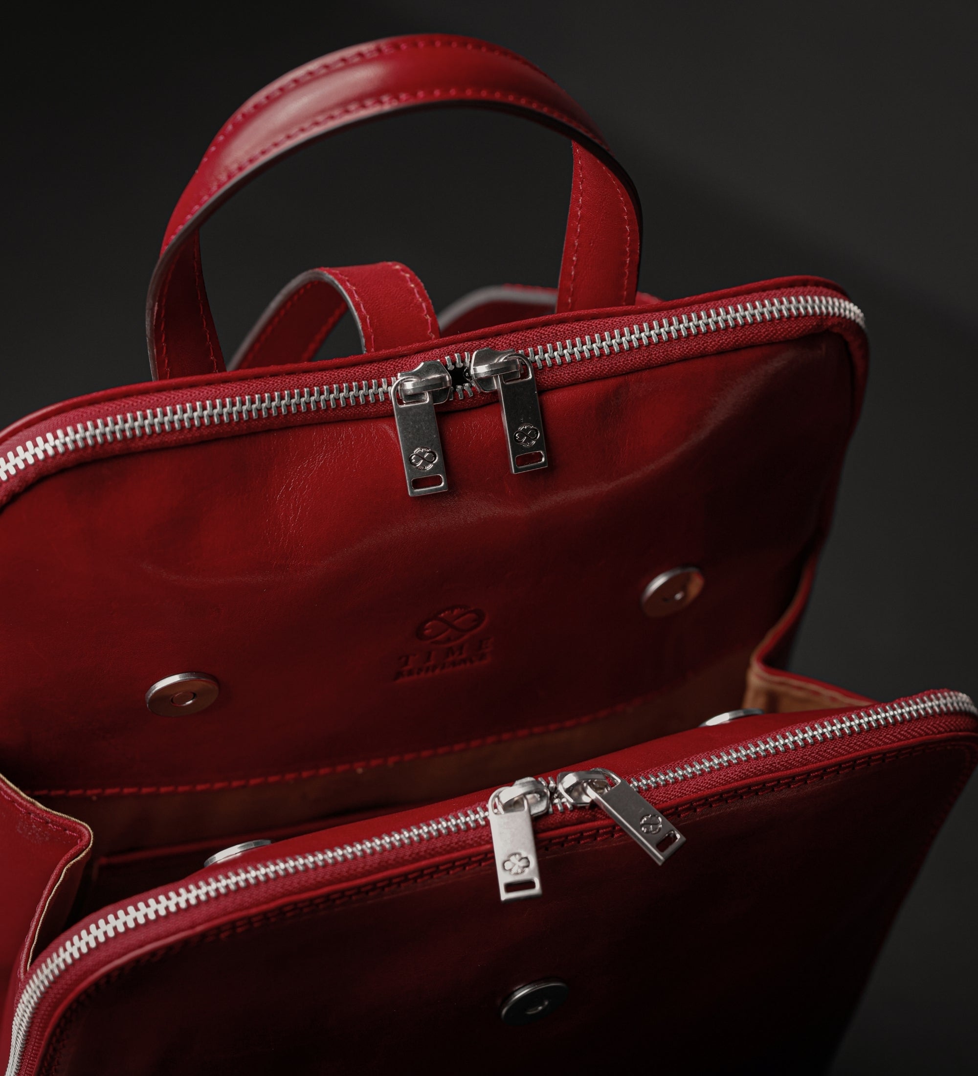 Wandelbare Rucksack aus Leder - Schultertasche für Damen - Clarissa