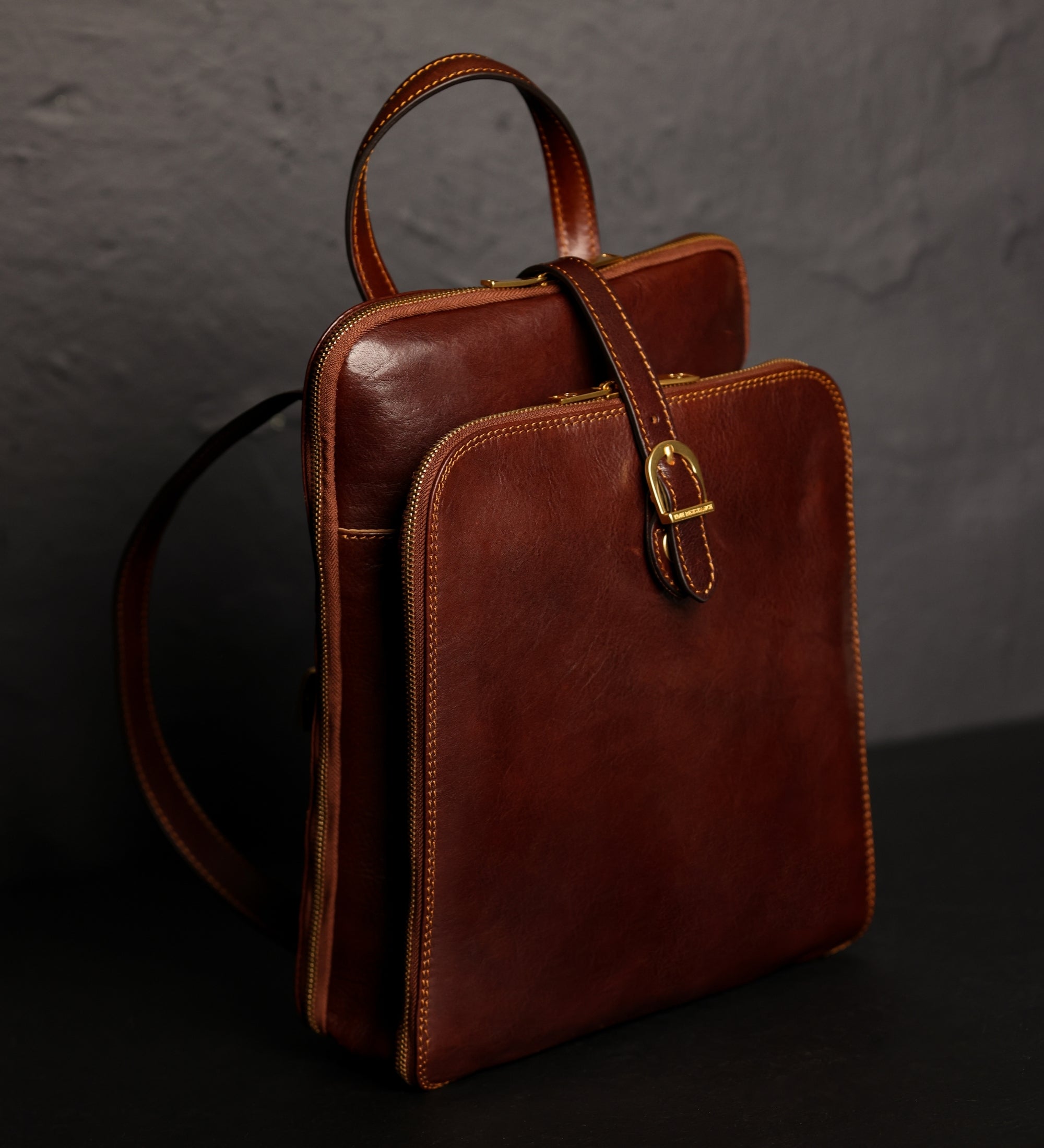 Wandelbare Rucksack aus Leder - Schultertasche für Damen - Clarissa