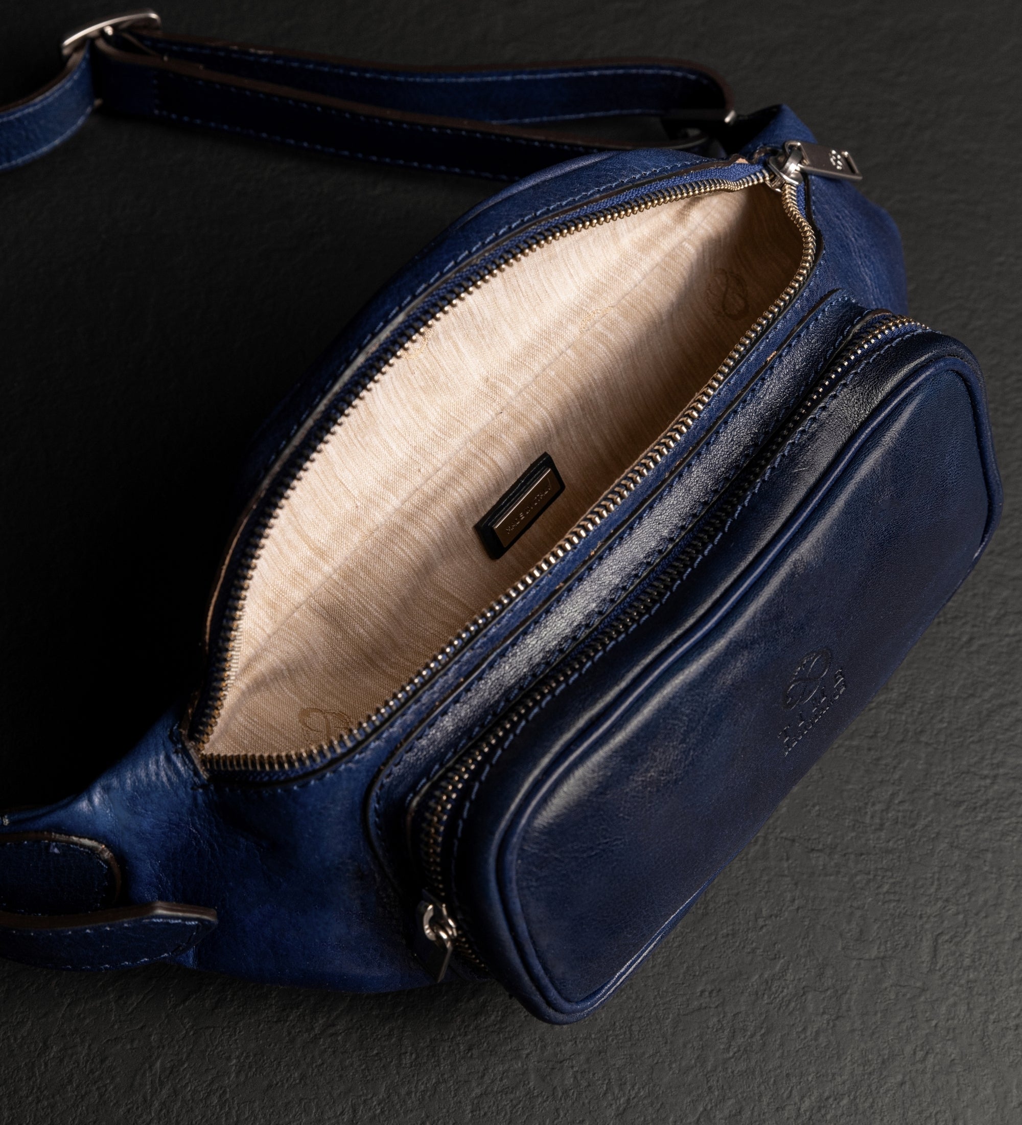 Schultertasche Bauchtasche aus Leder - Independent People