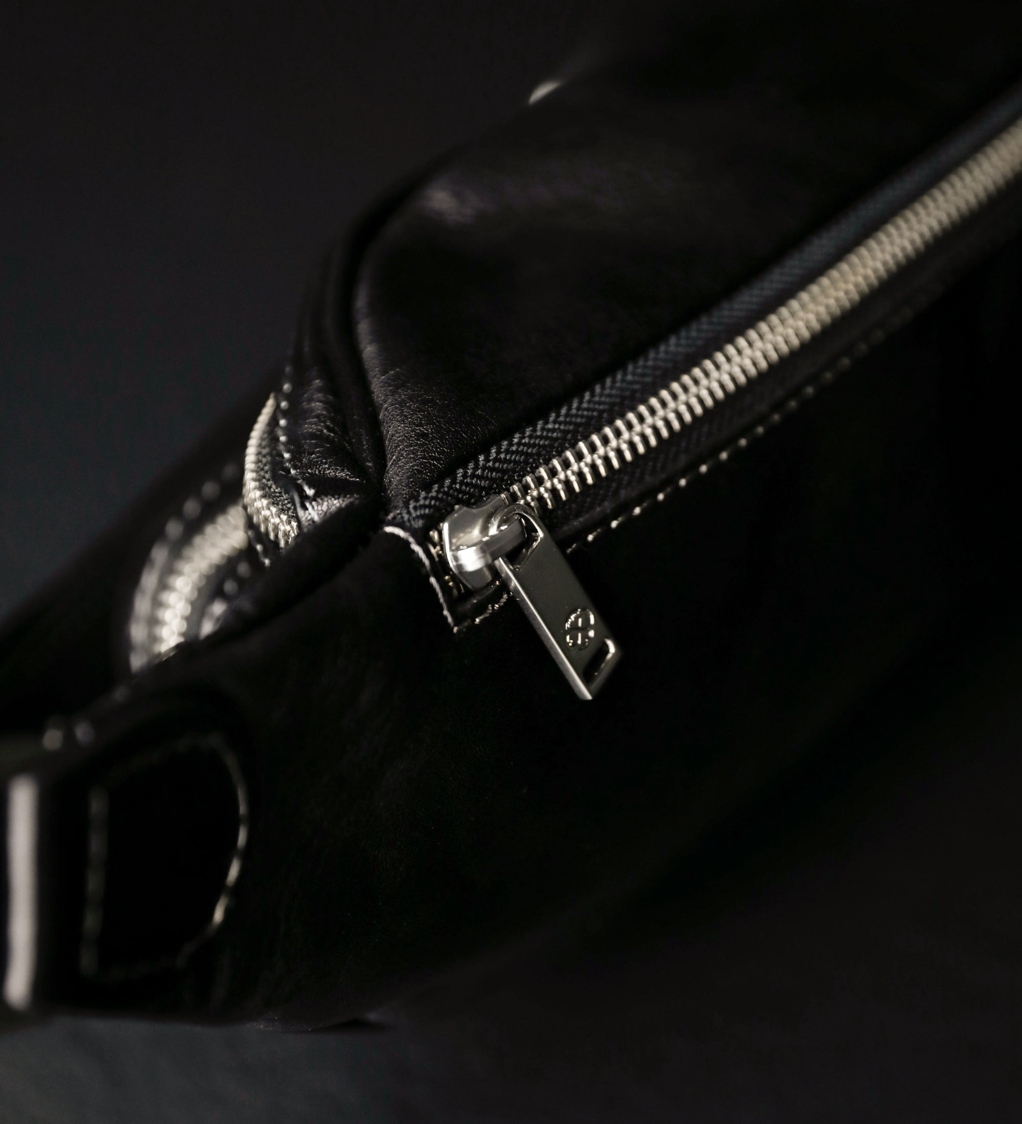 Schultertasche aus Leder für Damen, Bauchtasche - Independent People