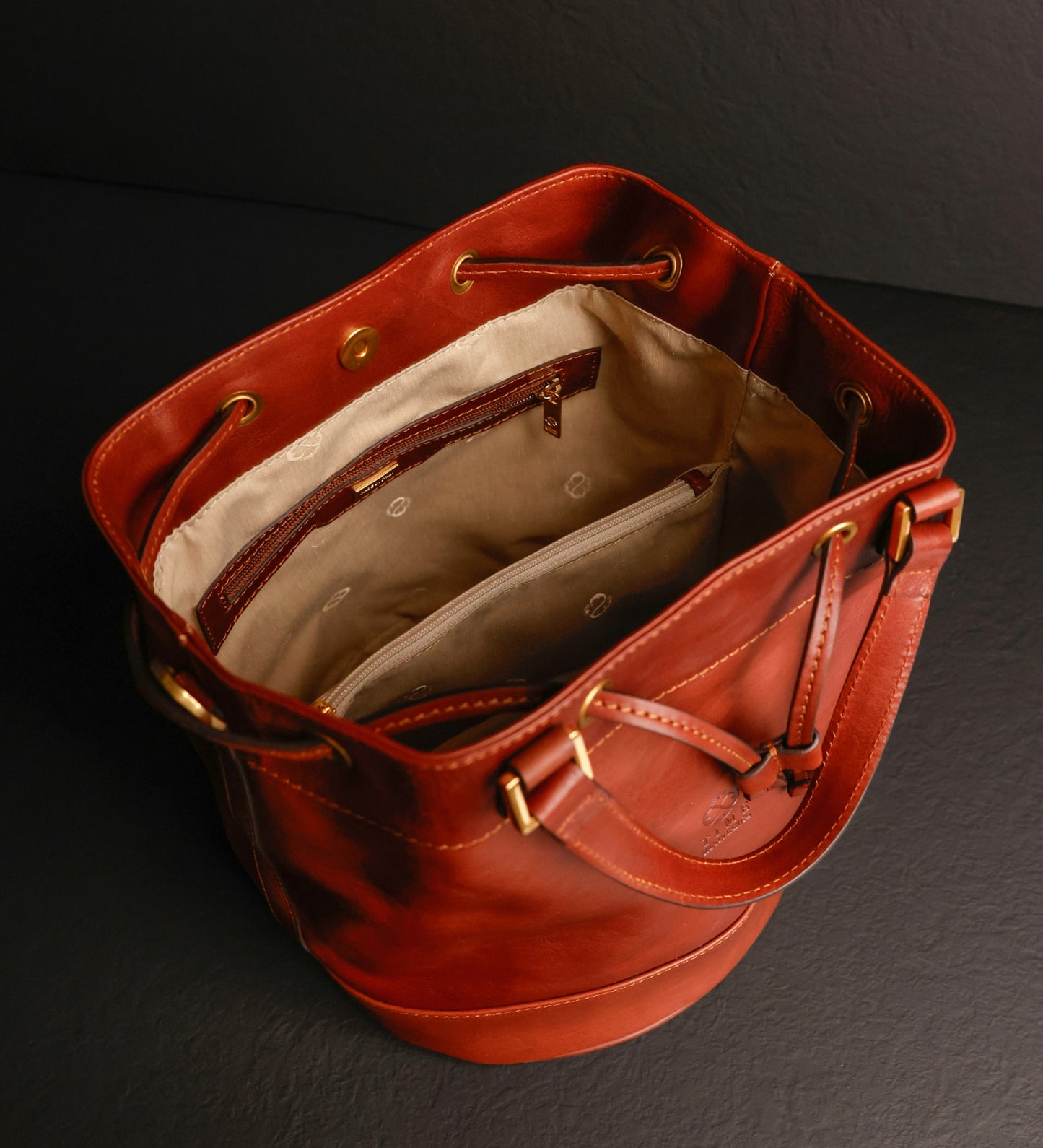 Beuteltasche aus Leder für Damen - Light In August
