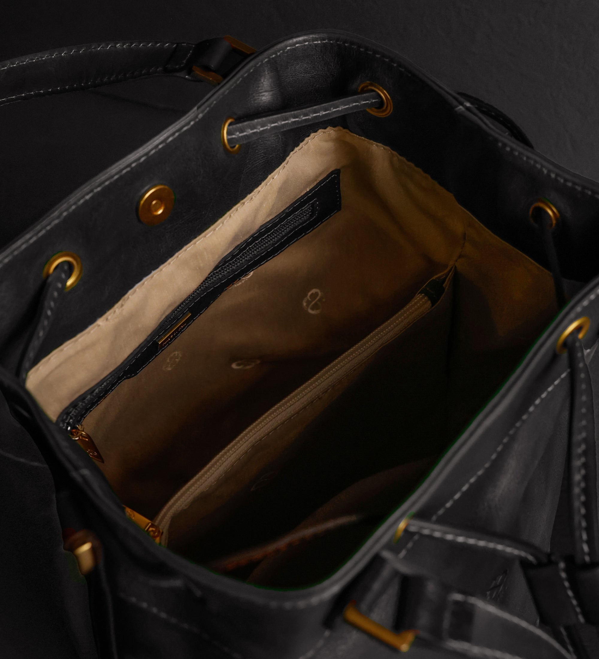 Beuteltasche aus Leder für Damen - Light In August