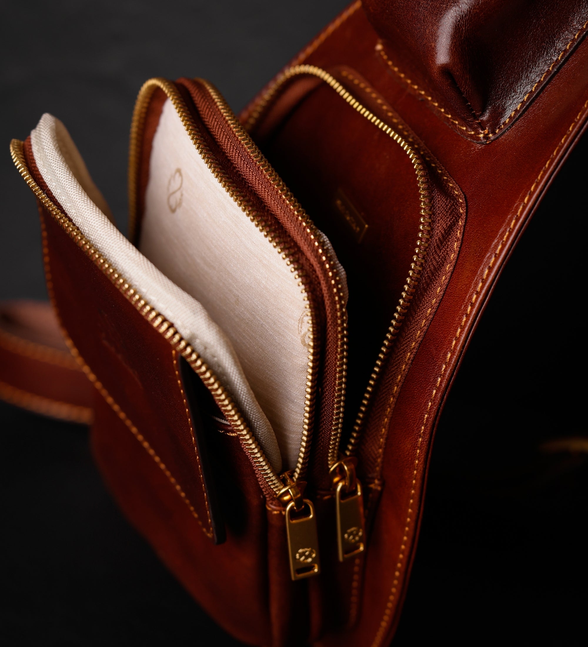 Umhängetasche aus Leder - The Monk