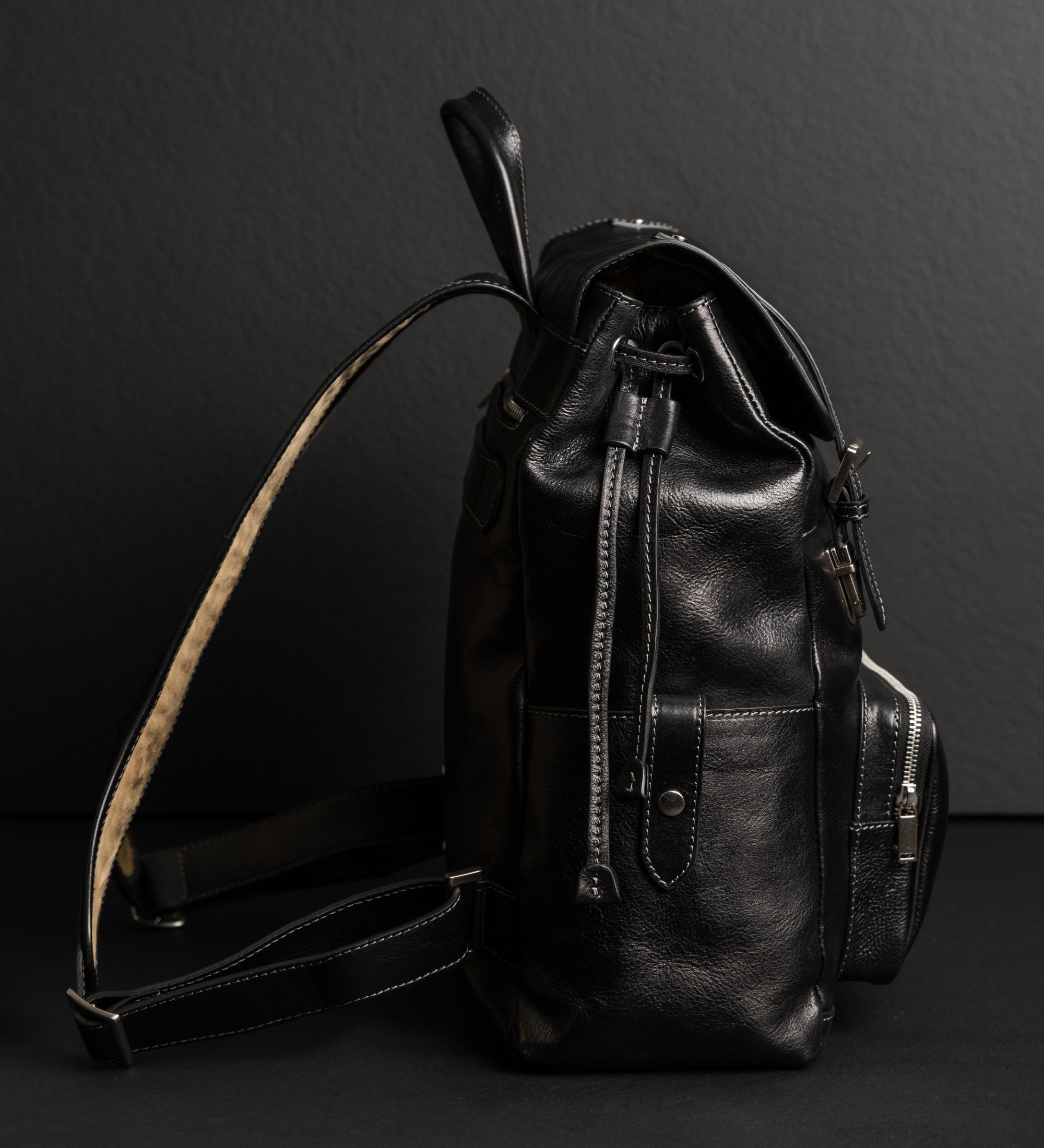 Rucksack aus Leder - The Good Earth