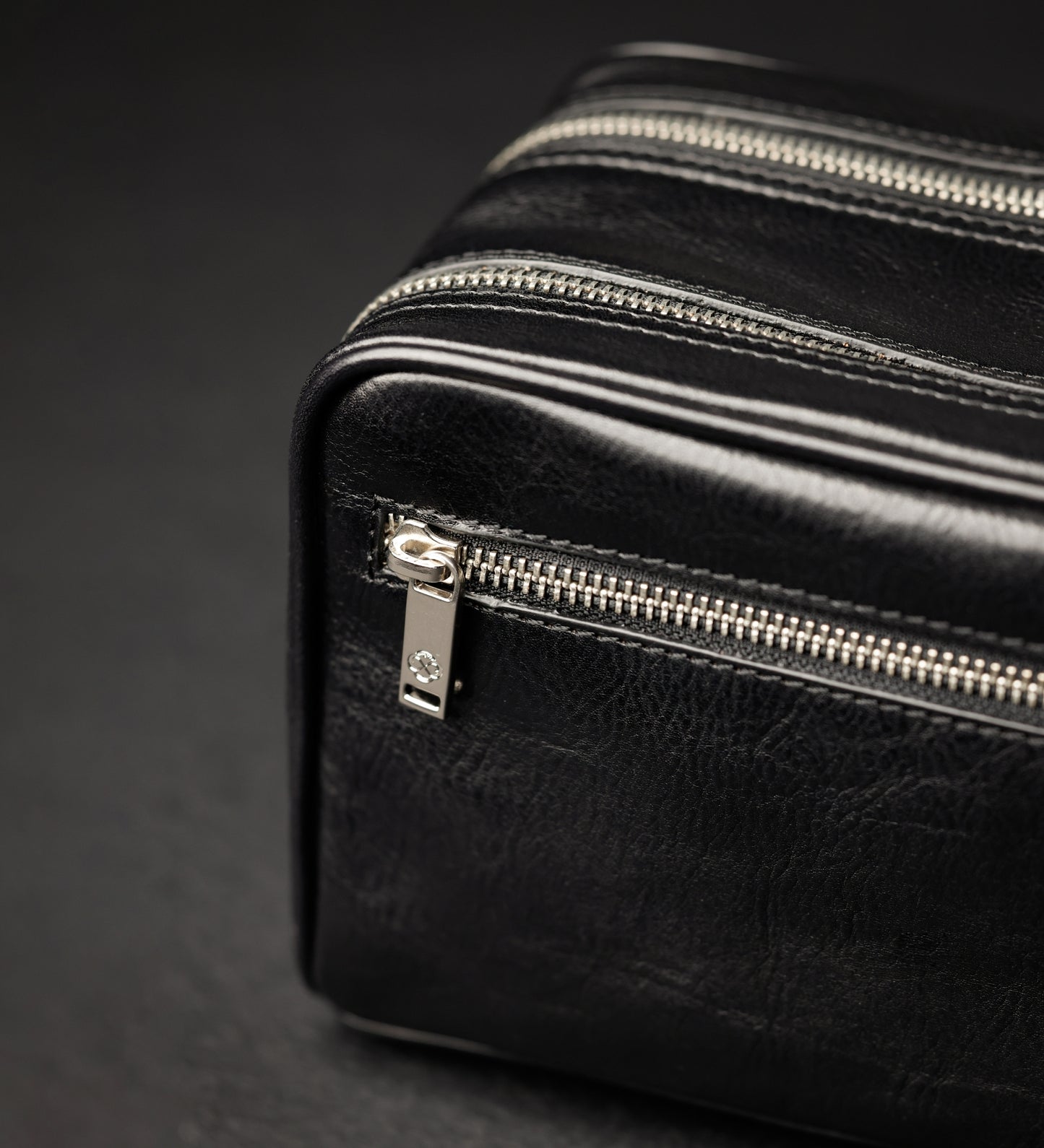 Kosmetiktasche aus Leder für Damen, Kulturbeutel - All the Kings Men