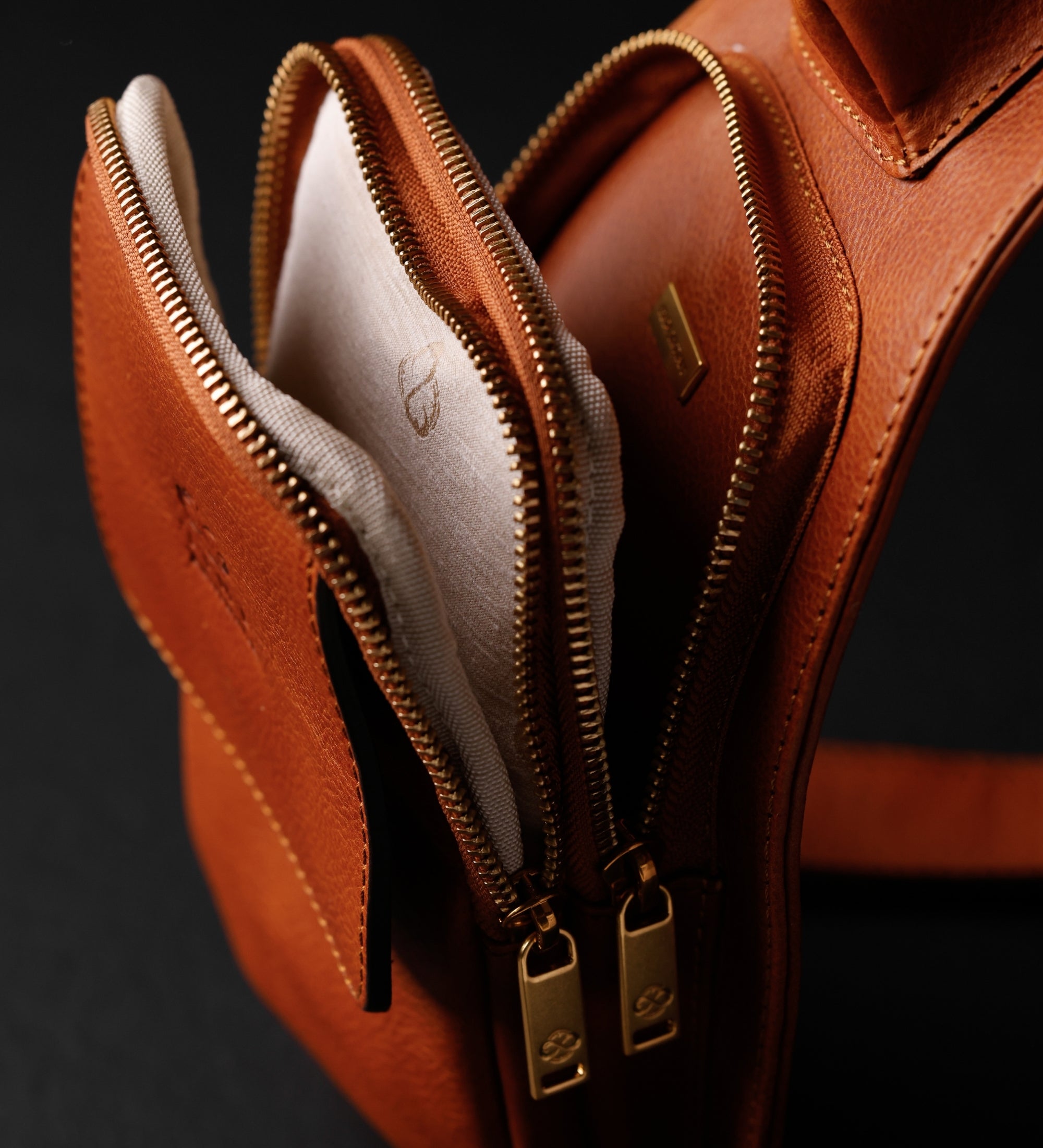 Umhängetasche aus Leder - The Monk