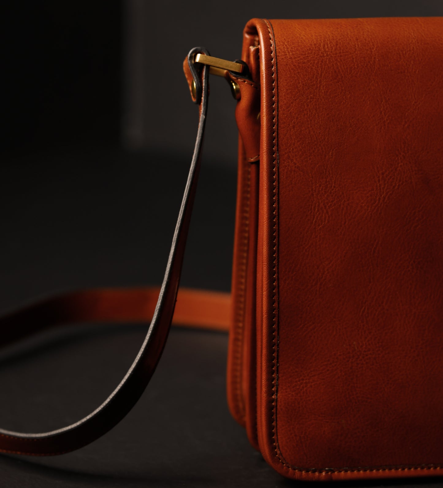 Kleine Kuriertasche aus Leder - On The Road