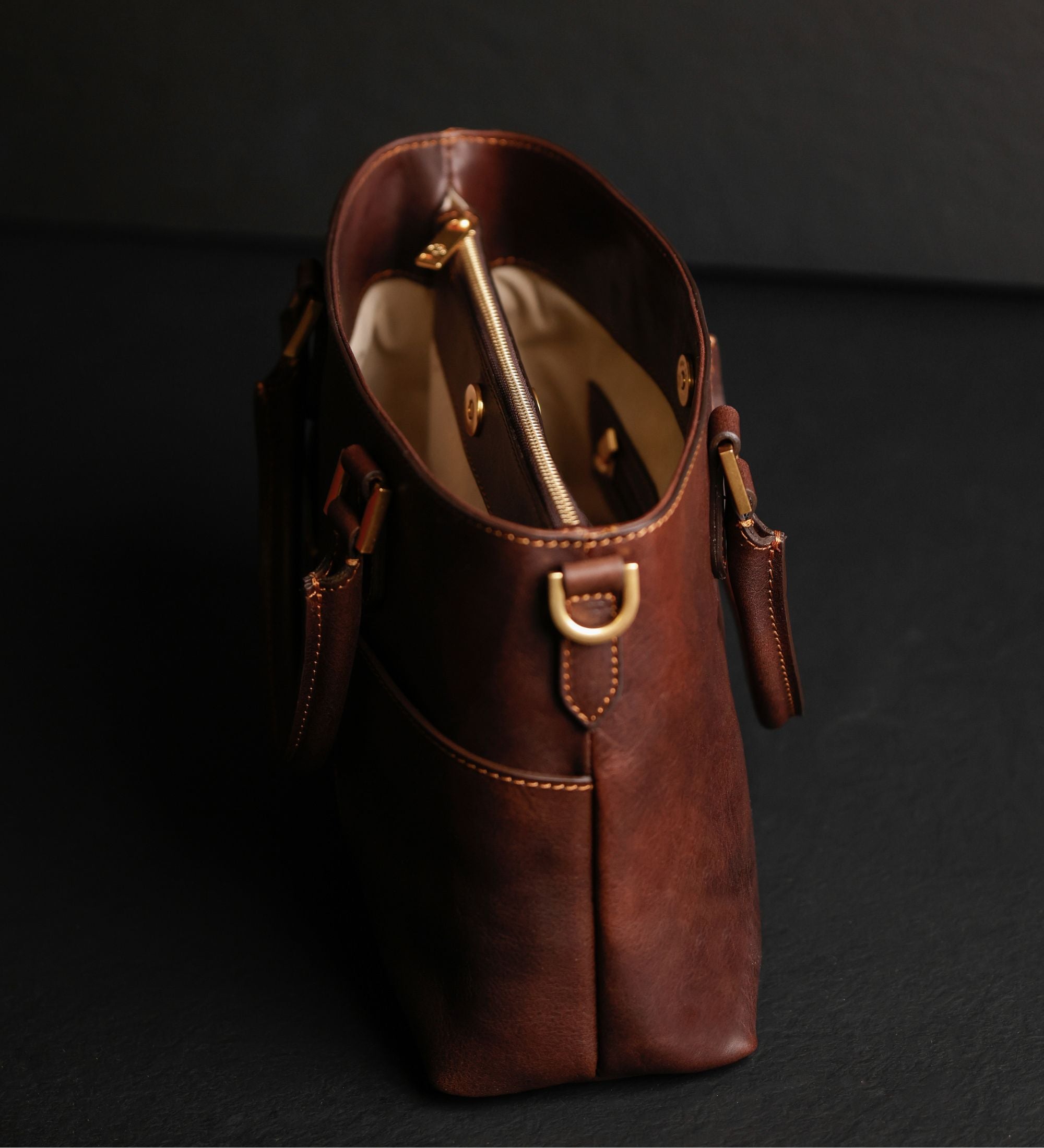 Schokoladenbraune Camilla Schultertasche von oben geöffnet, mit D-Ring-Beschlägen und Innenfutter