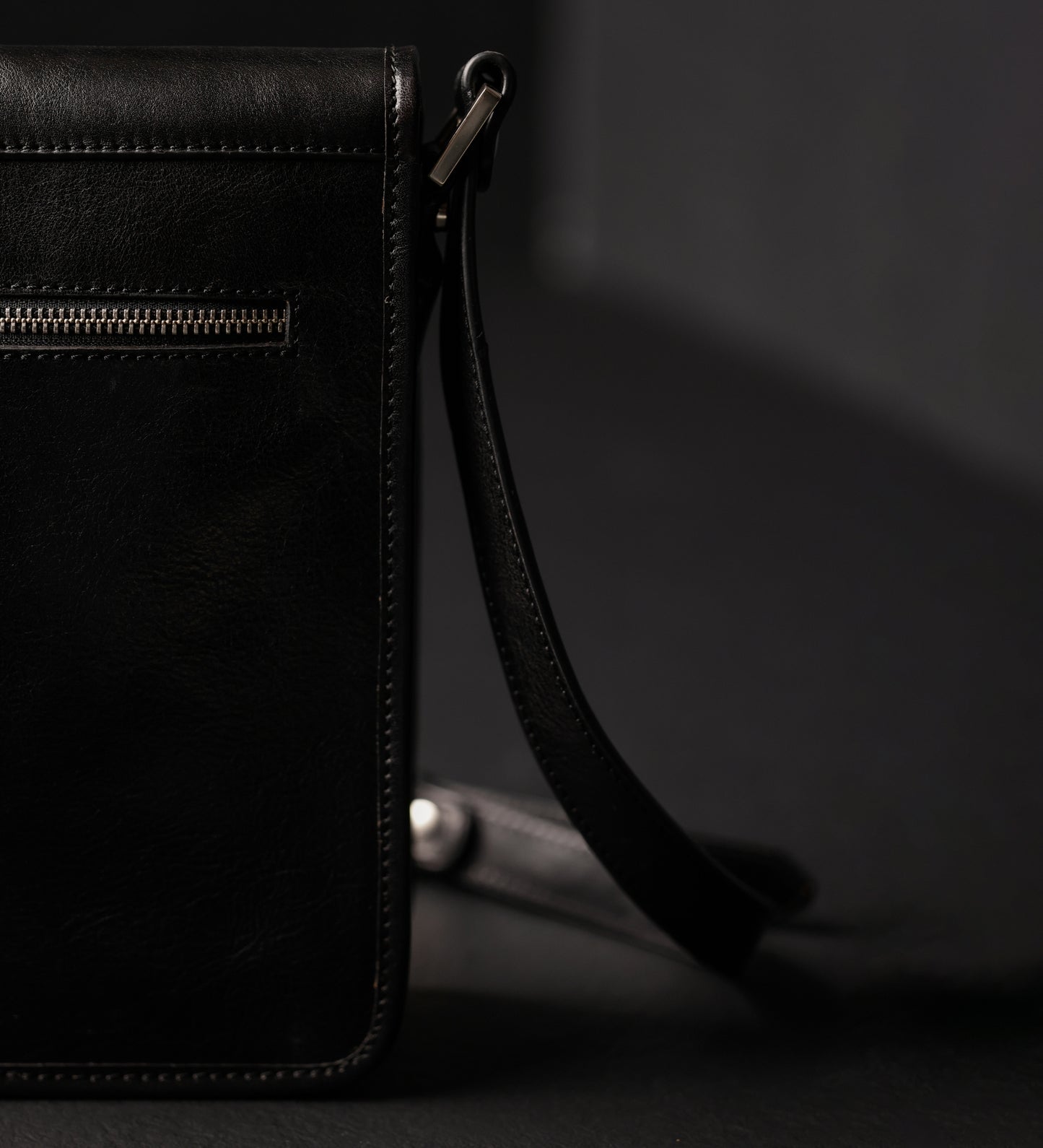 Kleine Kuriertasche aus Leder - On The Road