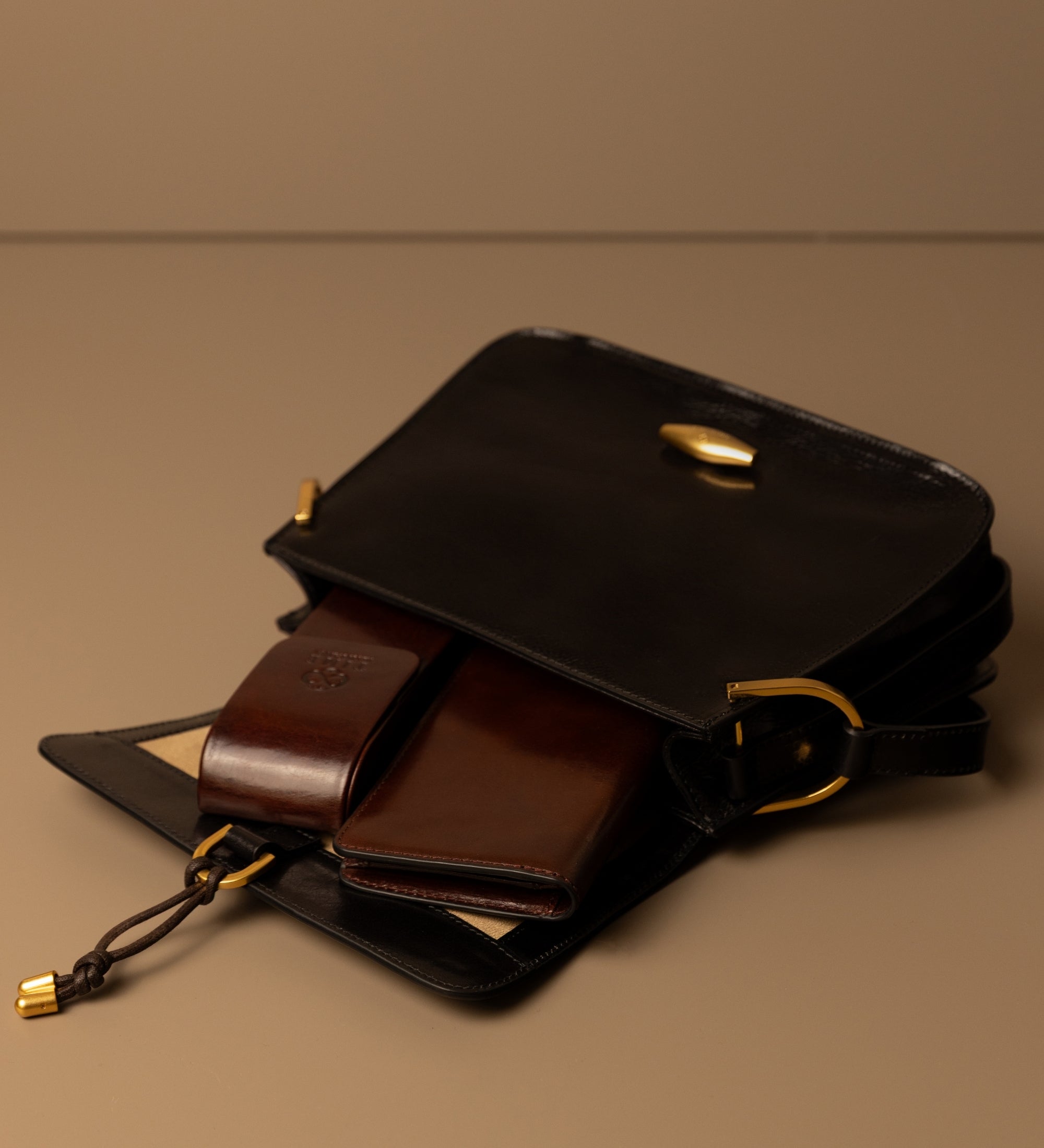 Leder-Tasche mit Klappe für Damen - Possession