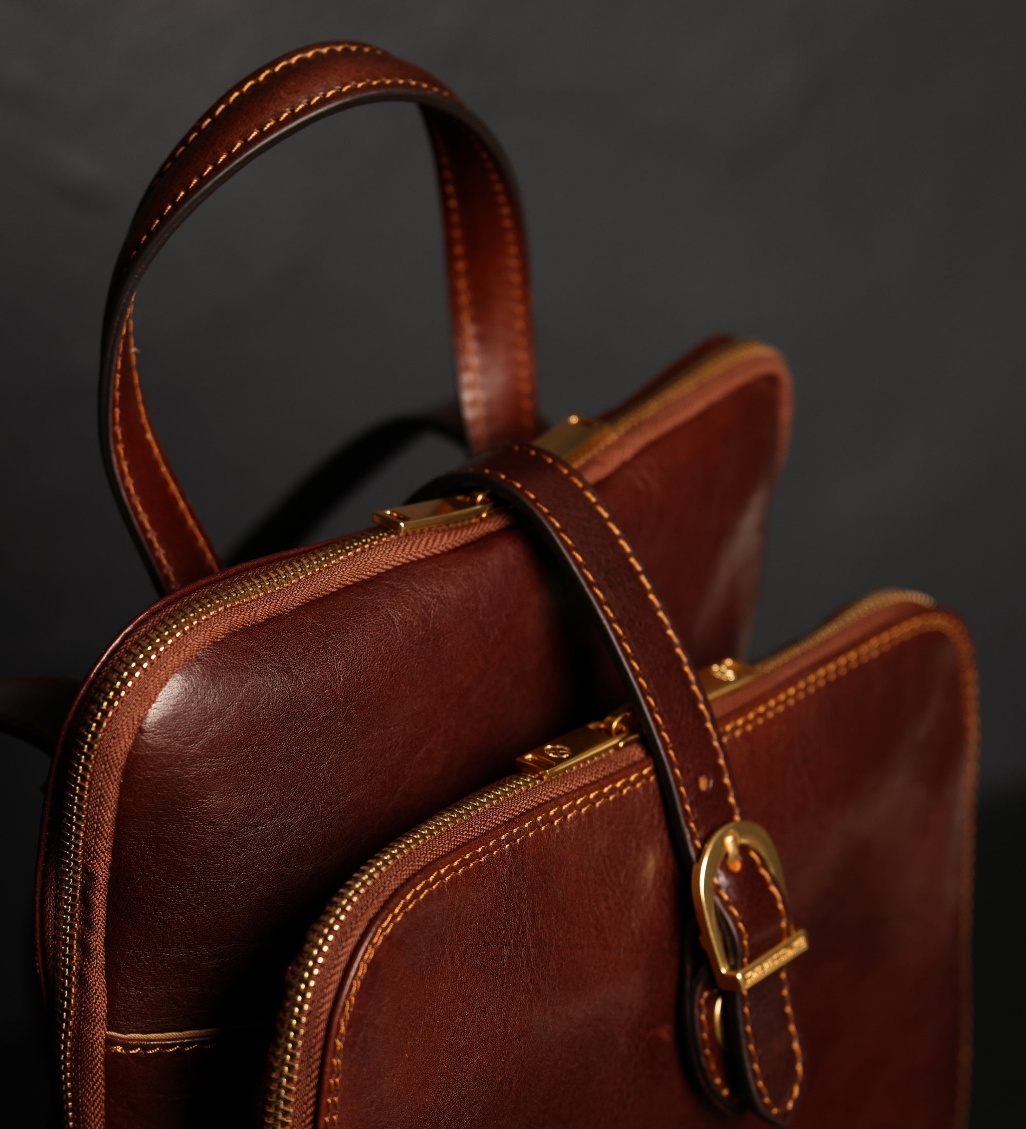 Wandelbare Rucksack aus Leder - Schultertasche für Damen - Clarissa