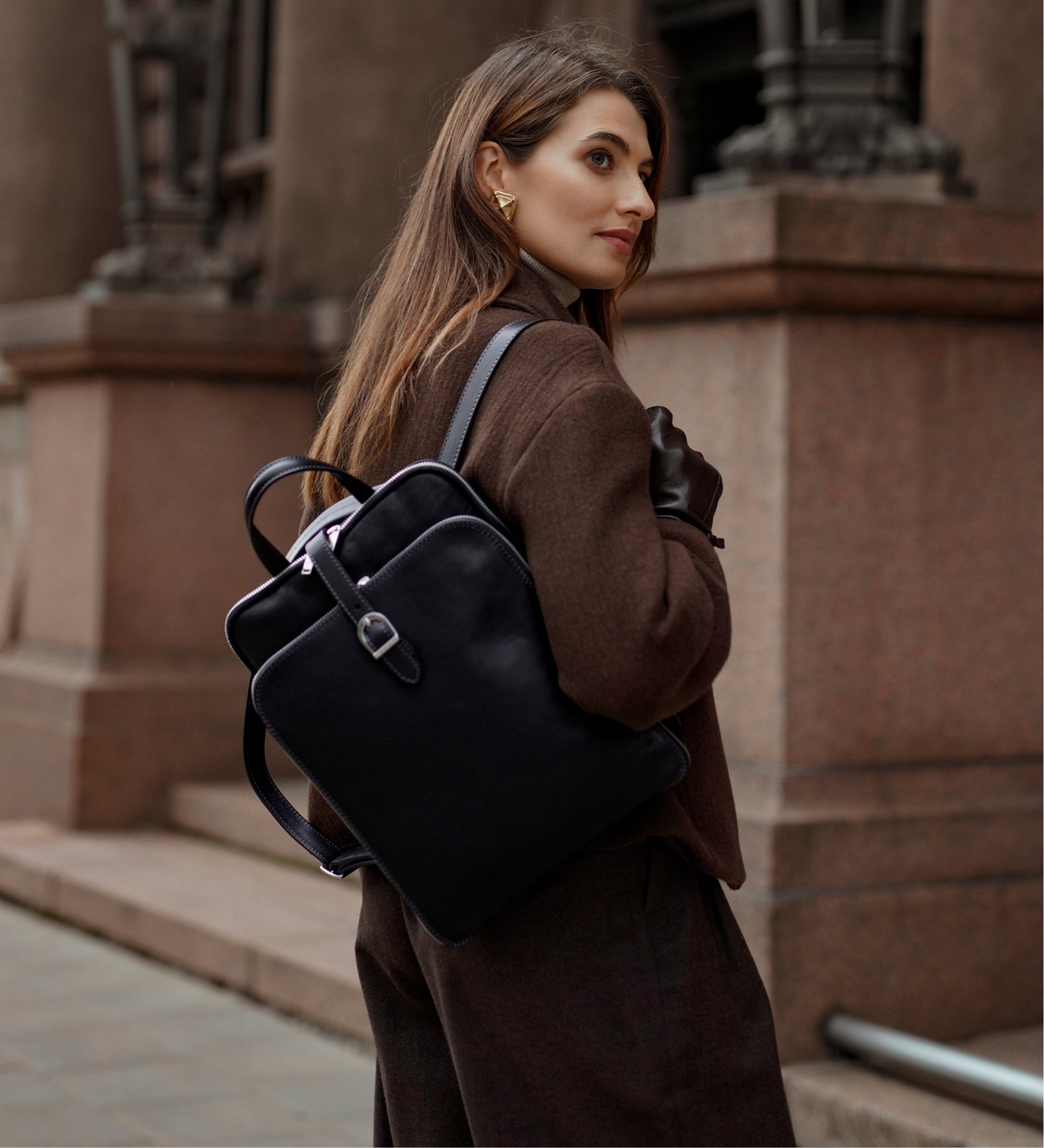 Wandelbare Rucksack aus Leder - Schultertasche für Damen - Clarissa