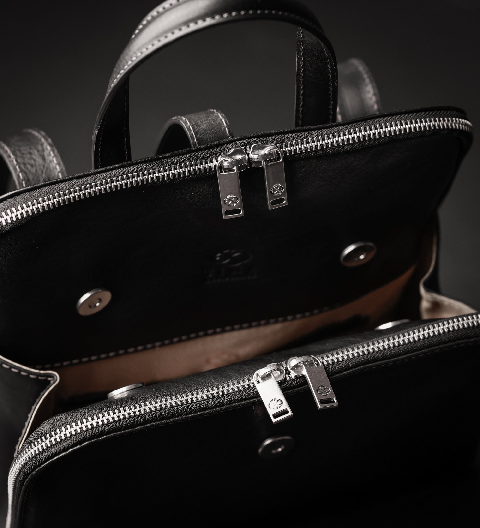 Wandelbare Rucksack aus Leder - Schultertasche für Damen - Clarissa