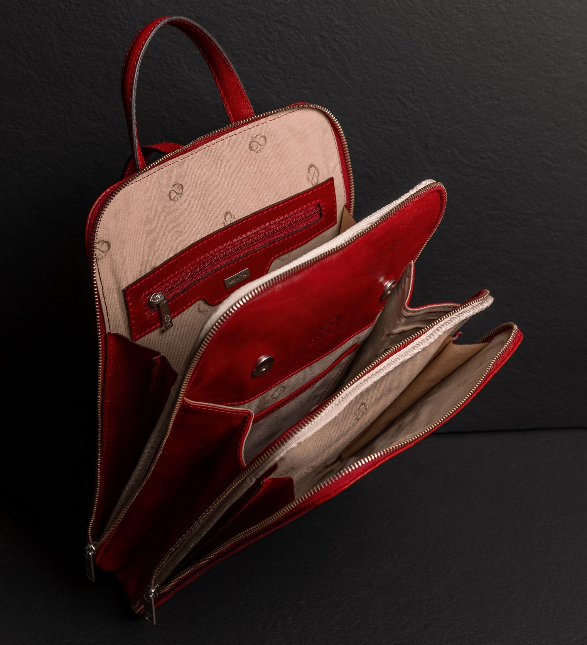 Wandelbare Rucksack aus Leder - Schultertasche für Damen - Clarissa