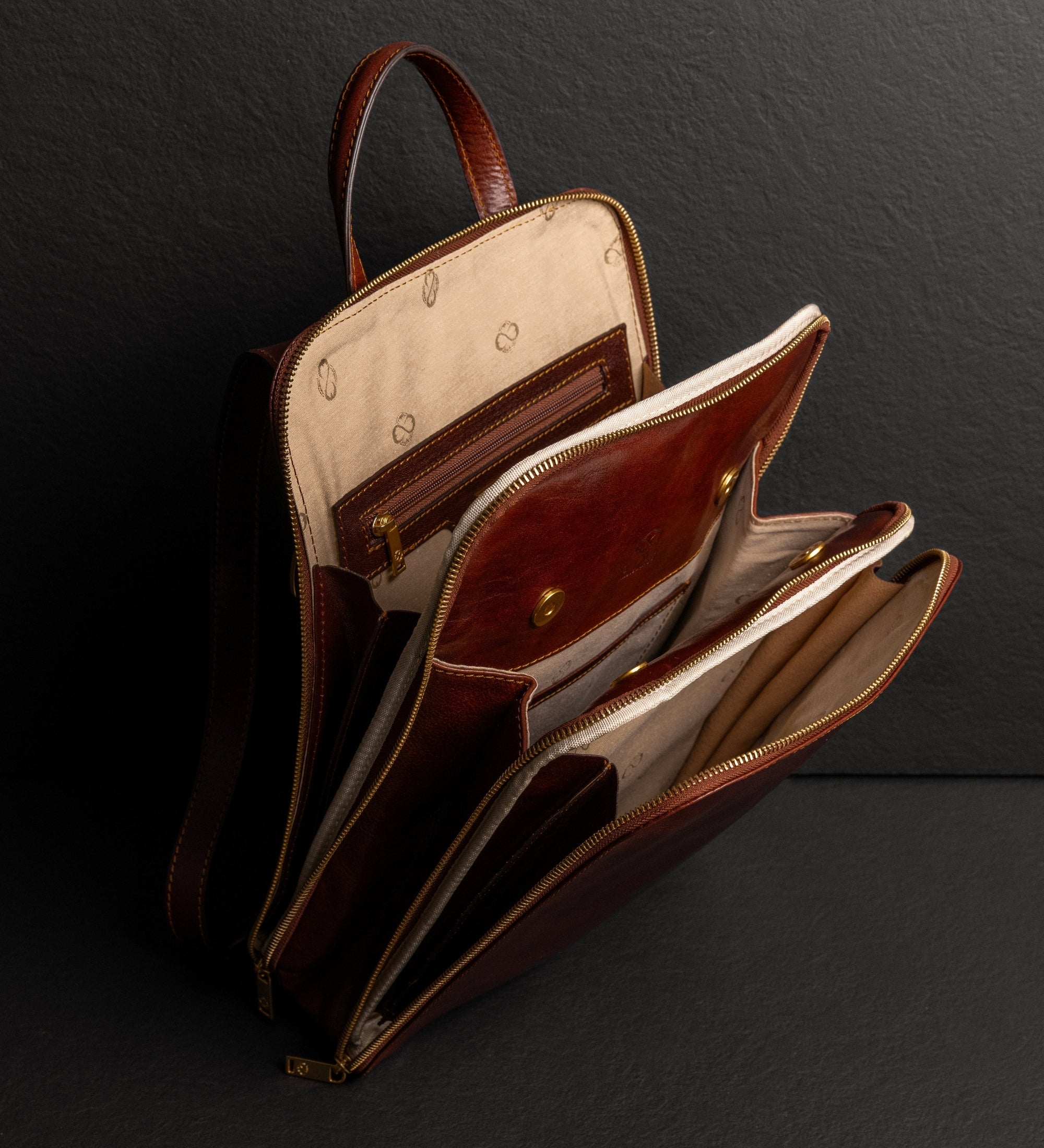 Wandelbare Rucksack aus Leder - Schultertasche für Damen - Clarissa