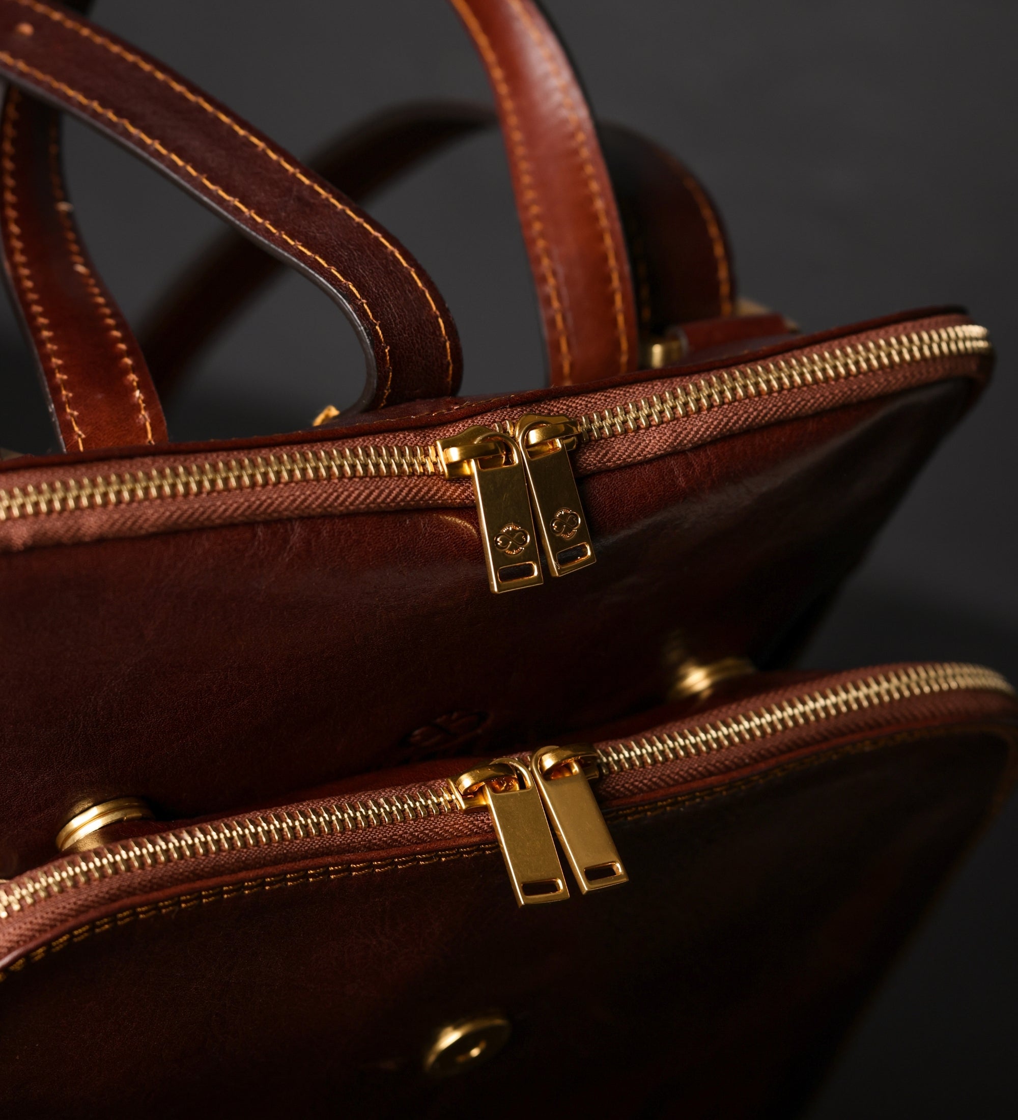 Wandelbare Rucksack aus Leder - Schultertasche für Damen - Clarissa