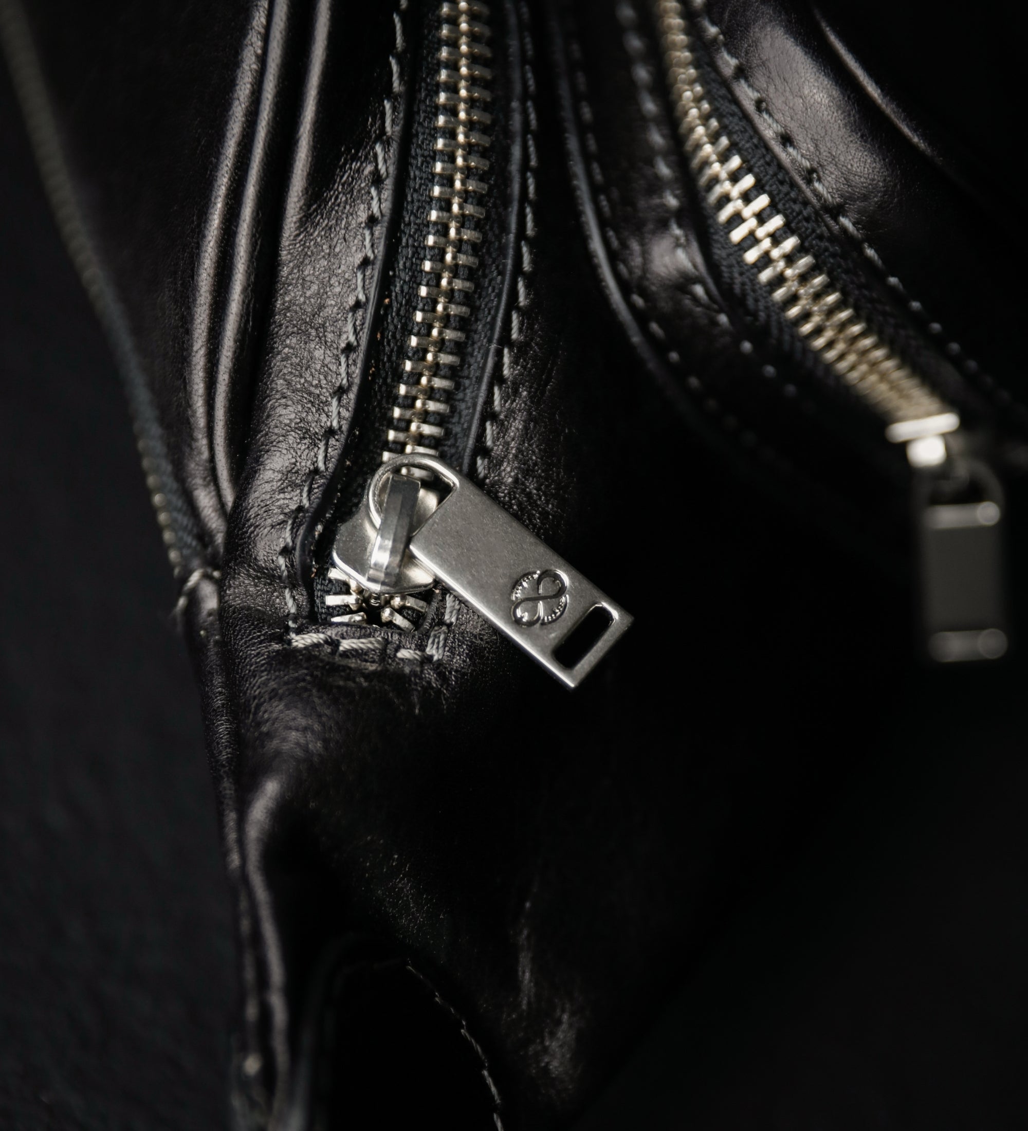 Schultertasche aus Leder für Damen, Bauchtasche - Independent People